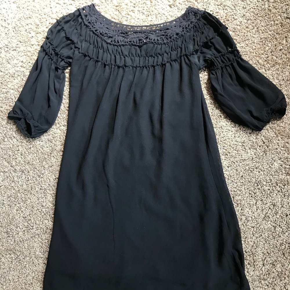 Dress with ruched sleeves and lace neckline